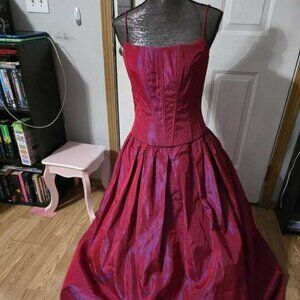 Scarlet Elegance Ball Gown – Vintage-Inspired Formal Dress